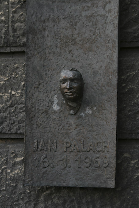 Pragreise (54 von 102).jpg - Und das Jan-Palach-Denkmal. Als Student hatte er sich 1969 aus Protest gegen die Niederschlagung des "Prager Frühlings" auf diesem Platz verbrannt. Ihm folgten noch viele nach.